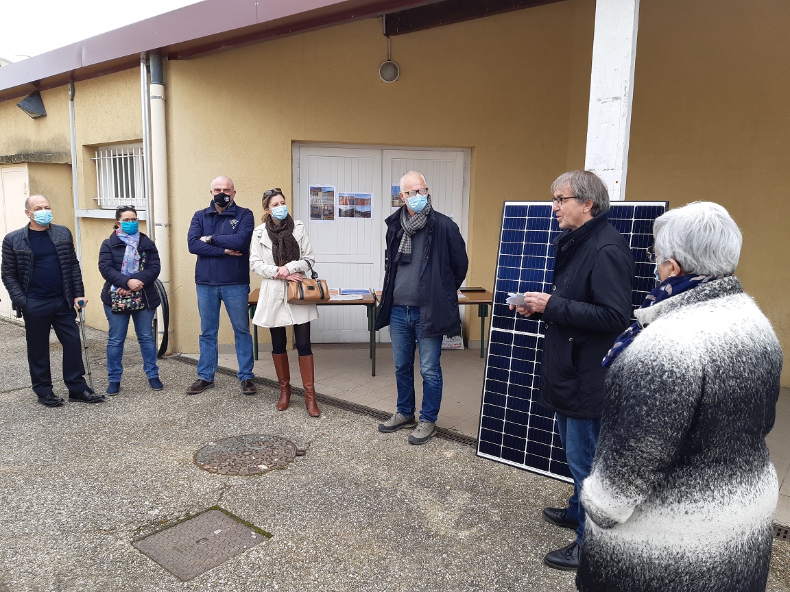 Pose des premiers panneaux - gymnase de Beaucroissant